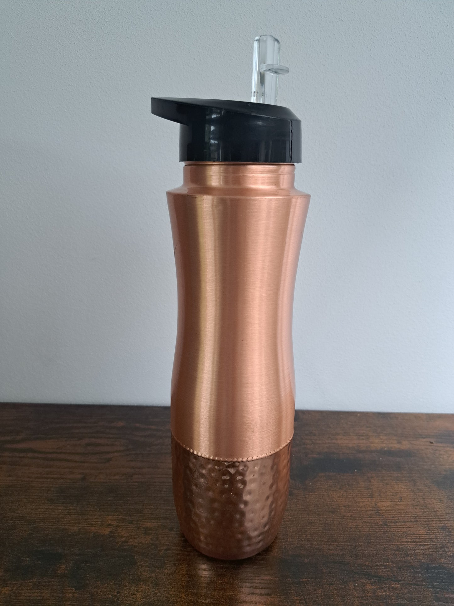 Koperen waterfles met rietje – Gehamerd & modern Design